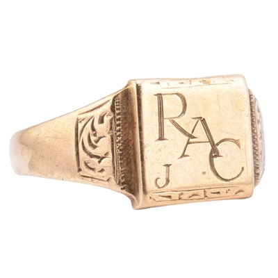 Lot 373 - HALLMARKED 9CT GOLD ENGRAVED SIGNET RING