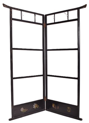 Lot 212 - BLACK LACQUERED & GOLD KIMONO STAND / RACK 日本 和服挂架