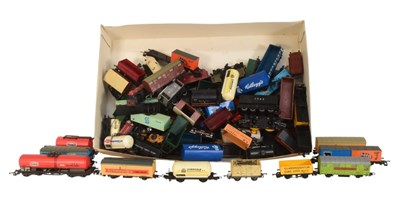 Lot 336 - MODEL RAILWAY - COLLECTION OF OO / HO GAUGE ROLLING STOCK