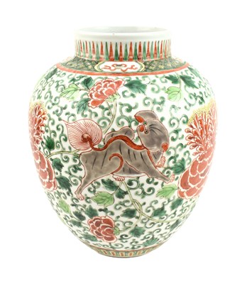 Lot 36 - QING WUCAI LIONS & PEONIES VASE 清 五彩三狮牡丹太白罐
