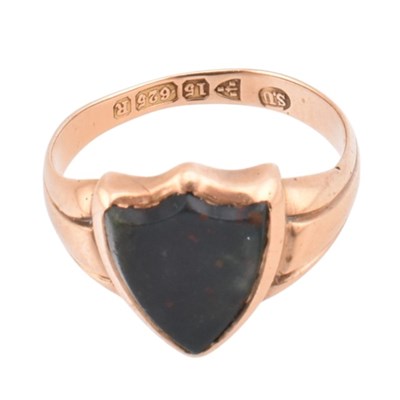 Lot 29 - VICTORIAN HALLMARKED 15CT GOLD & BLOODSTONE SHIELD SIGNET RING