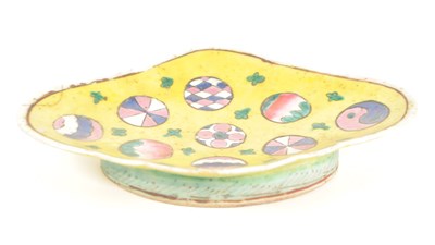 Lot 107 - CHINESE 19TH CENTURY YELLOW GROUND FOOTED BOWL / DISH