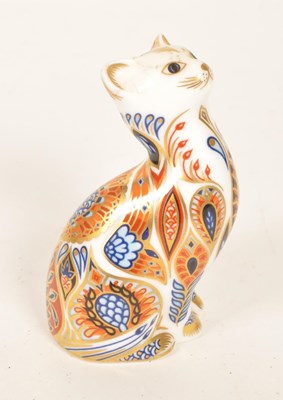 Lot 111 - ROYAL CROWN DERBY - 1980S VINTAGE IMARI CAT BONE CHINA FIGURE