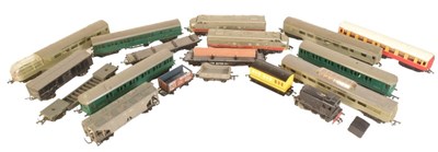 Lot 205 - MODEL RAILWAY - VINTAGE OO GAUGE TRIANG ENGINES & CARRIAGES