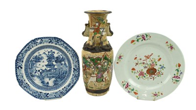 Lot 154 - THREE 18/19TH CENTURY PORCELAIN CHARGERS & VASE 世纪外销盘和花瓶