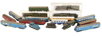 Lot 220 - MODEL RAILWAY - COLLECTION OO GAUGE LOCOMOTIVES & COACHES