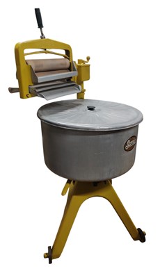 Lot 63 - VINTAGE 1930S SERVIS WASHING MACHINE & INTEGRAL MANGLE