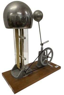 Lot 26 - VINTAGE VAN DE GRAAFF STATIC ELECTRICITY GENERATOR APPARATUS