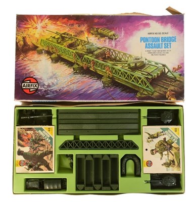 Lot 200 - MODEL KITS - VINTAGE AIRFIX HO SCALE PONTOON BRIDGE ASSAULT SET
