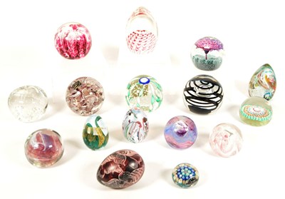 Lot 143 - COLLECTION OF LATE 20TH CENTURY GLASS PAPERWEIGHTS