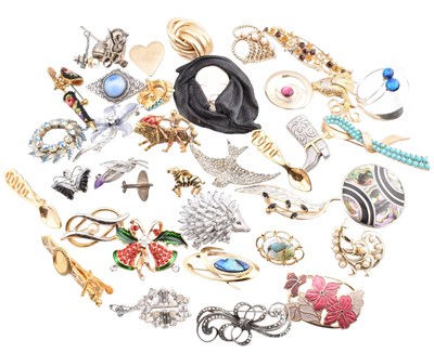 Lot 477 - COLLECTION OF COSTUME BROOCH PINS & ACCESSORIES