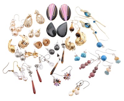 Lot 480 - LARGE COLLECTION OF COSTUME EARRINGS
