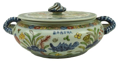 Lot 66 - CHINESE BLUE & WHITE WUCAI LIDDED BOWL 宣德款 鱼藻青花五彩双耳盖碗
