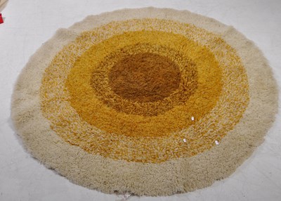 Lot 781 - ST MICHAELS - RETRO MID CENTURY CIRCULAR SHAG RUG