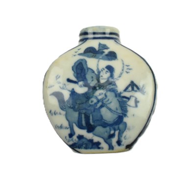 Lot 144 - QING DYNASTY BLUE AND WHITE SNUFF BOTTLE 清 青花人物鼻烟壶