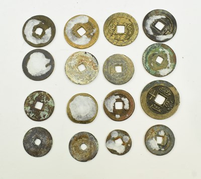 Lot 185 - COLLECTION OF SIXTEEN QING DYNASTY CASH COINS 清 铜钱一组16枚