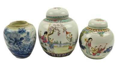 Lot 175 - THREE 19TH/20TH CENTURY PORCELAIN GINGER JARS 清民/国青花 粉彩罐一组三个