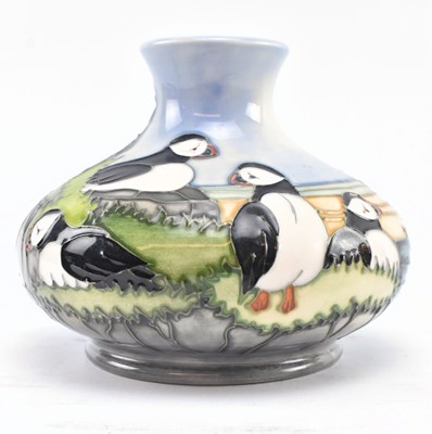 Lot 26 - MOORCROFT - PUFFIN VASE - 1997 TUBELINED BULBOUS VASE WITH PUFFINS