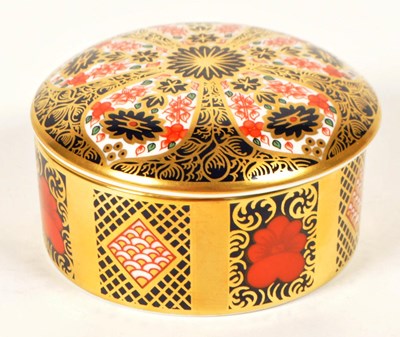 Lot 440 - ROYAL CROWN DERBY - IMARI PATTERN LIDDED TRINKET POT
