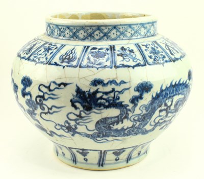 Lot 115 - A LARGE CHINESE BLUE AND WHITE "DRAGON" JAR 青花 云龙纹罐