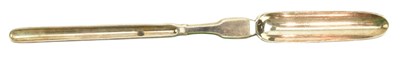Lot 24 - GEORGE III HALLMARKED SILVER DOUBLE ENDED REVERSIBLE MARROW SCOOP