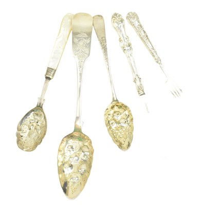 Lot 58 - TWO GEORGE III HALLMARKED SILVER BERRY SPOONS & HALLMARKED SILVER FLATWARE