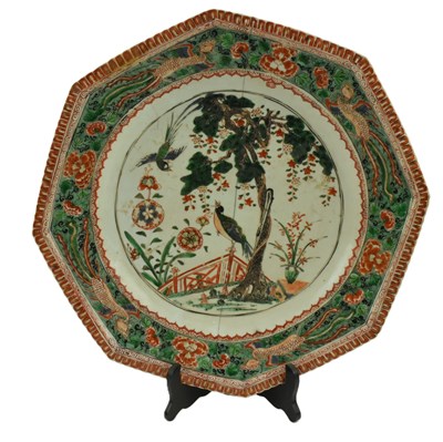 Lot 51 - QING KANGXI FAMILLE VERTE OCTAGONAL DISH 清 康熙五彩花鸟纹盘