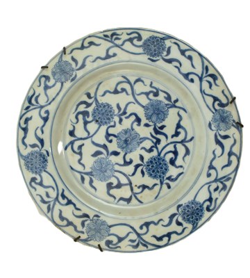 Lot 120 - A QING DYNASTY BLUE AND WHITE EVERTED RIM CHARGER 清 青花花卉折腰盘