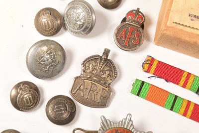 Lot 318 - COLLECTION OF ASSORTED MILITARIA