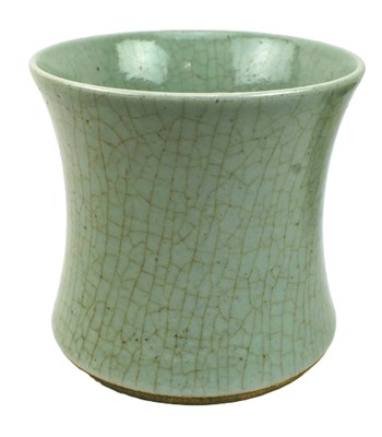 Lot 121 - QING DYNASTY CELADON CRACKLED BRUSHPOT BITONG 清 青釉束腰笔筒