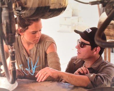 Lot 96 - STAR WARS - JJ ABRAMS (DIRECTOR) - AUTOGRAPHED 11X14" PHOTO - AFTAL
