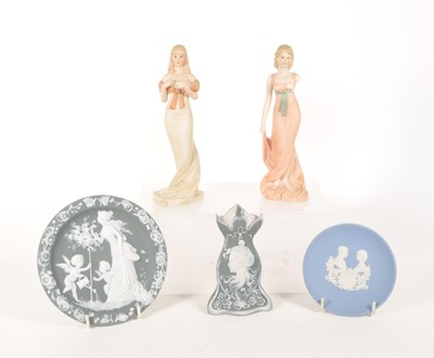 Lot 65 - COLLECTION OF 19TH / 20TH CENTURY PORCELAIN AND JASPERWARE PIECES