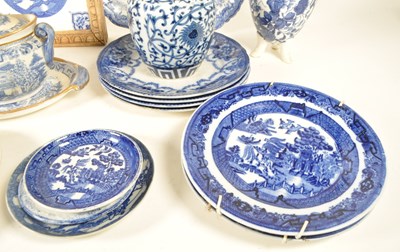 Lot 62 - COLLECTION OF 19TH / 20TH CENTURY CHINA AND IRONSTONE WARES
