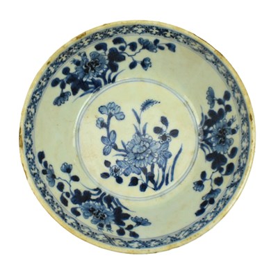 Lot 17 - QING DYNASTY BLUE AND WHITE 'FLORAL' BOWL 清 青花花卉纹碗
