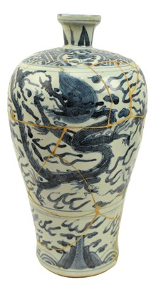 Lot 117 - EARLY 20TH CENTURY BLUE AND WHITE MEIPING 青花 龙凤纹梅瓶