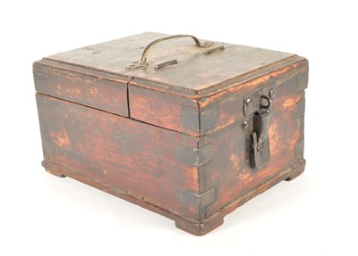 Lot 256 - CHINESE 1920S VINTAGE WOODEN JEWELLERY BOX