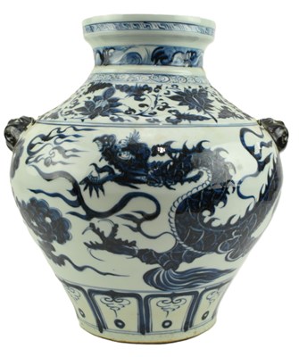 Lot 60 - LARGE BLUE AND WHITE 'DRAGON' JAR 青花 龙纹罐