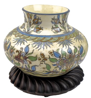 Lot 228 - A 19TH CENTURY PERSIAN QAJAR CERAMIC POT / JAR