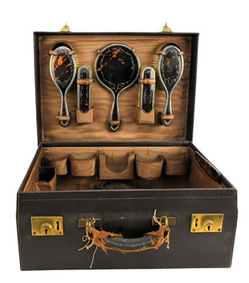 Lot 75 - GEORGE V HALLMARKED SILVER & TORTOISESHELL VANITY DRESSING SET IN CASE