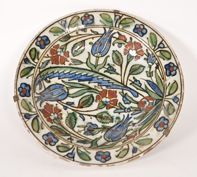 Lot 4 - 17TH CENTURY IZNIK POTTERY DISH / PLATE