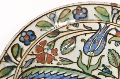 Lot 4 - 17TH CENTURY IZNIK POTTERY DISH / PLATE