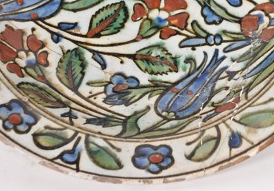 Lot 4 - 17TH CENTURY IZNIK POTTERY DISH / PLATE