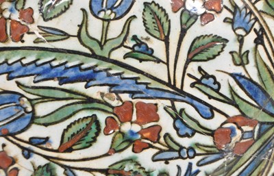 Lot 4 - 17TH CENTURY IZNIK POTTERY DISH / PLATE