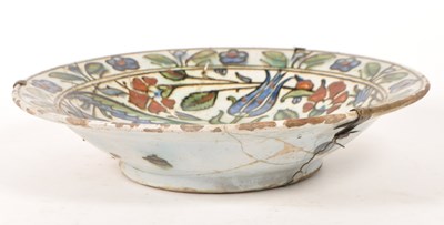 Lot 4 - 17TH CENTURY IZNIK POTTERY DISH / PLATE