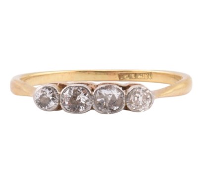 Lot 322 - EDWARDIAN 18CT GOLD & PLATINUM FOUR STONE DIAMOND RING