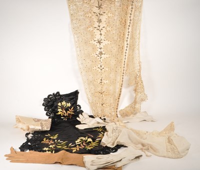 Lot 307 - A COLLECTION OF EARLY 20TH CENTURY TEXTILES & COSTUME