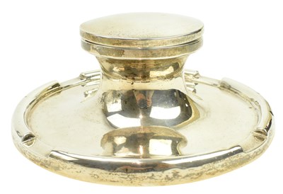 Lot 52 - 20TH CENTURY GEORGE V HALLMARKED SILVER CAPSTAN INKWELL