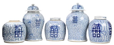 Lot 117 - SET OF FIVE QING DYNASTY BLUE & WHITE GINGER JARS & TEMPLE JARS 清 青花双喜罐一组五件