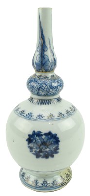 Lot 65 - QING KANGXI BLUE AND WHITE DOUBLE GOURD VASE 清 康熙青花花卉葫芦瓶