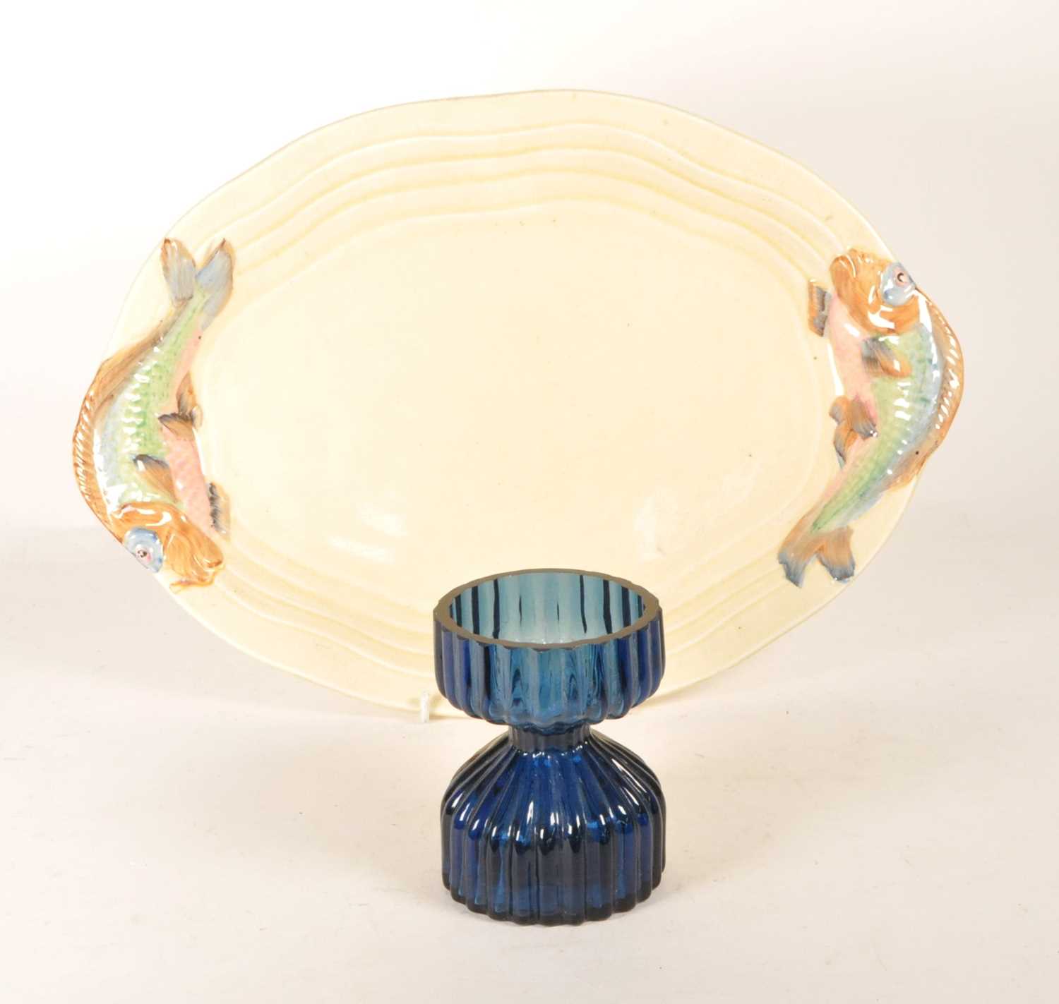 Lot 118 - 20TH CENTURY CLARICE CLIFF SERVING PLATE AND WEDGWOOD GLASS VASE